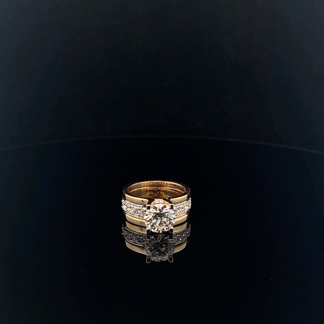 Modern Masterpiece: 2.0ct Diamond ring with Unique Band Detail