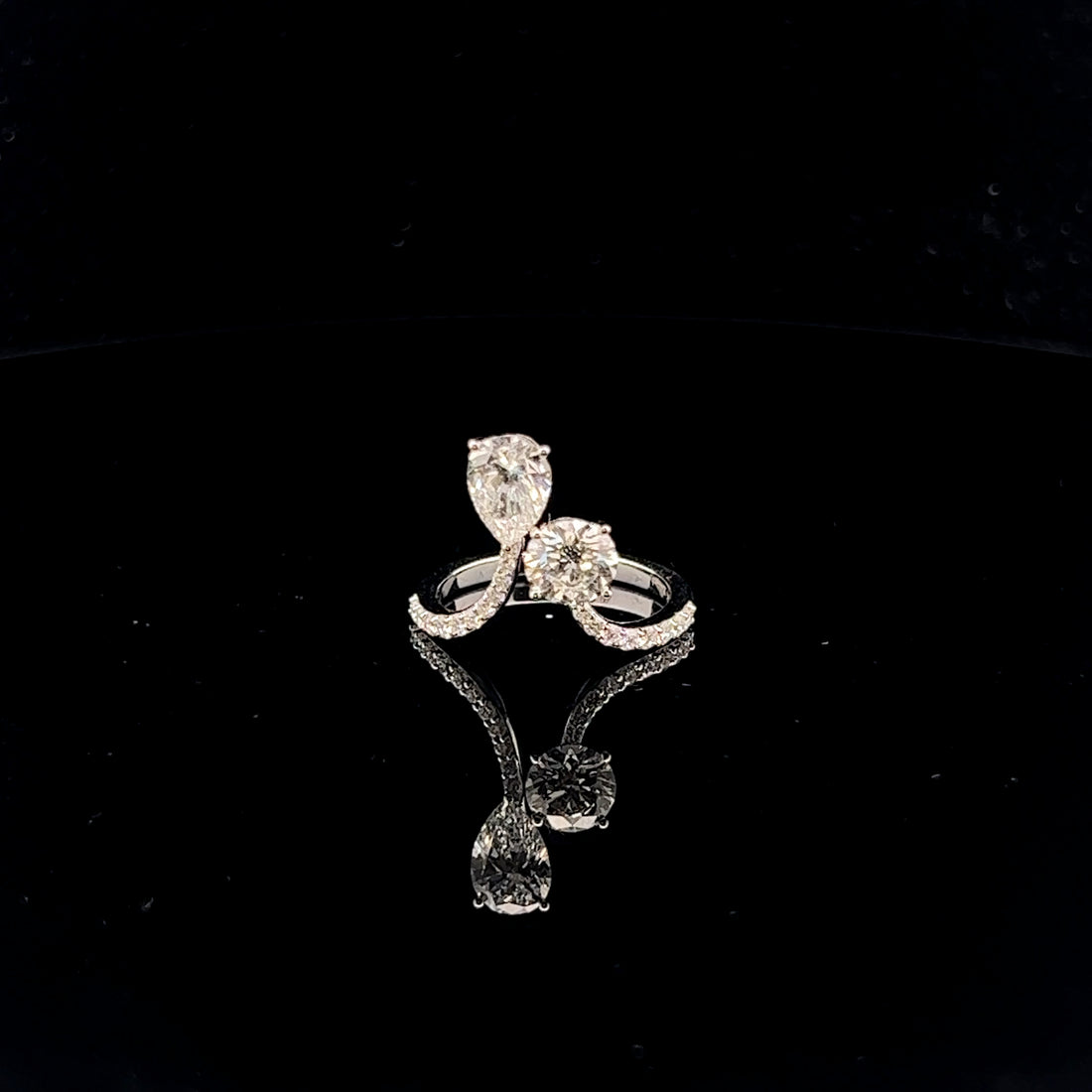 Exquisite 1.0ct Pear & Round Diamond Ring: A Harmonious Duo