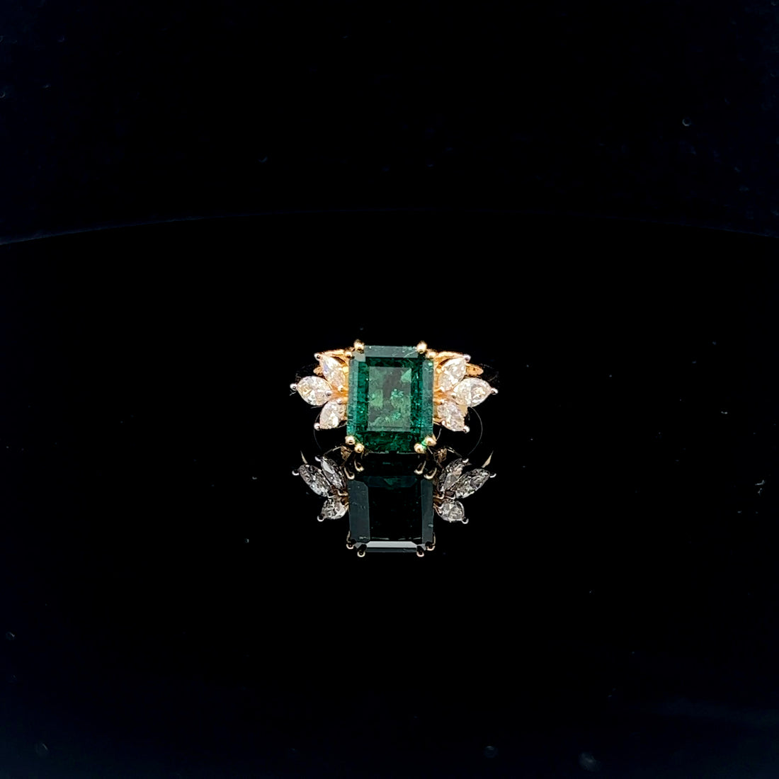 Exquisite Emerald Ring