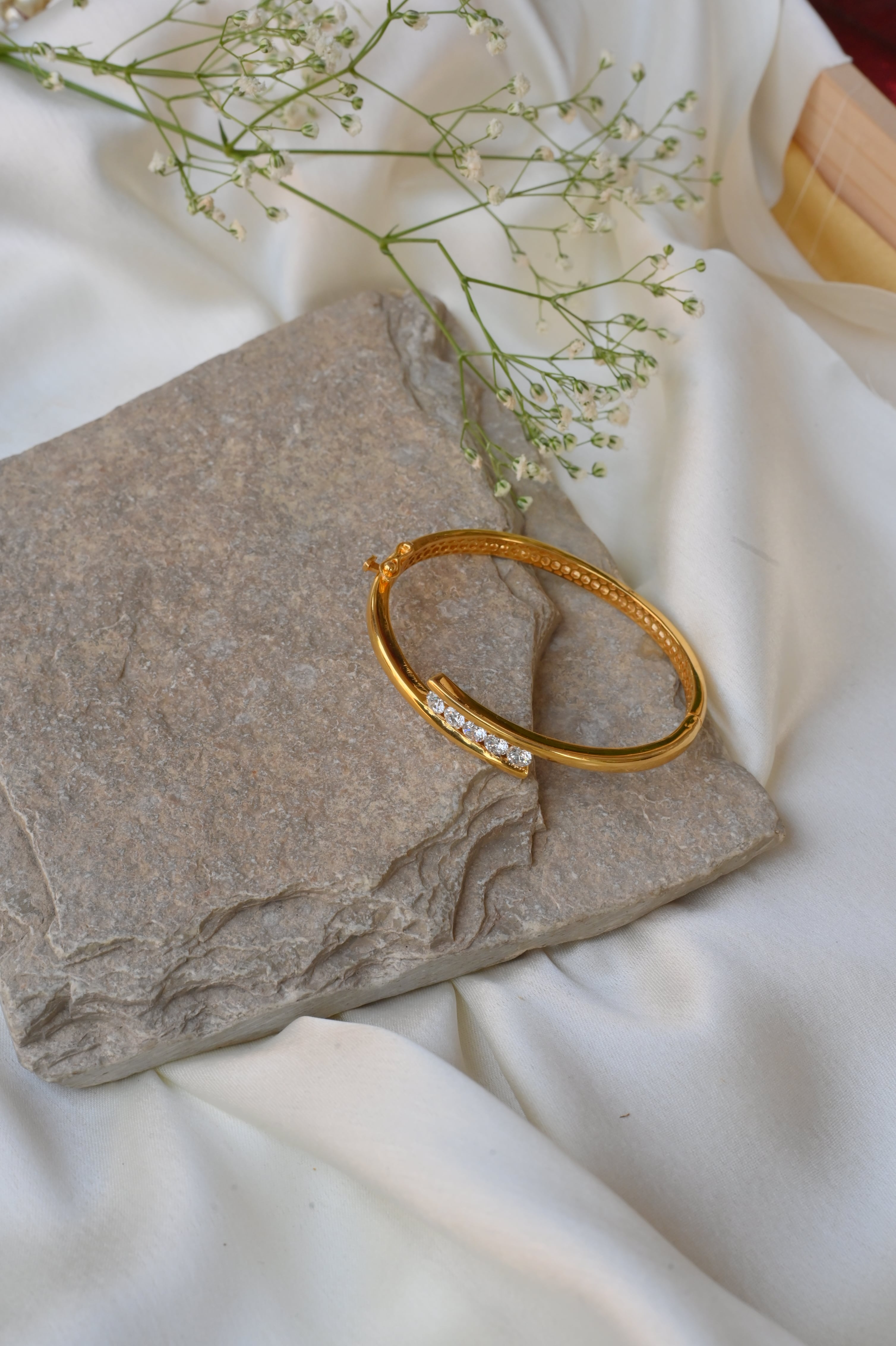 Elegant Gold Bracelet: Five Sparkling Diamonds