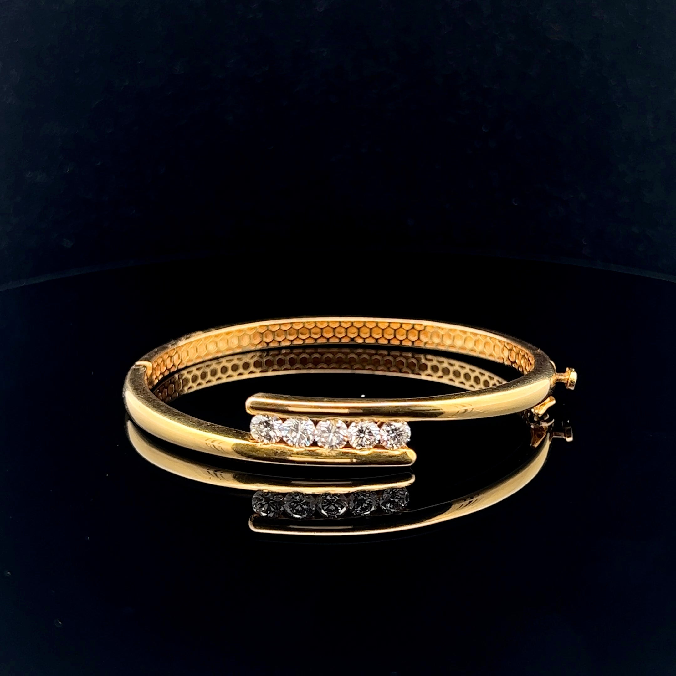 Elegant Gold Bracelet: Five Sparkling Diamonds