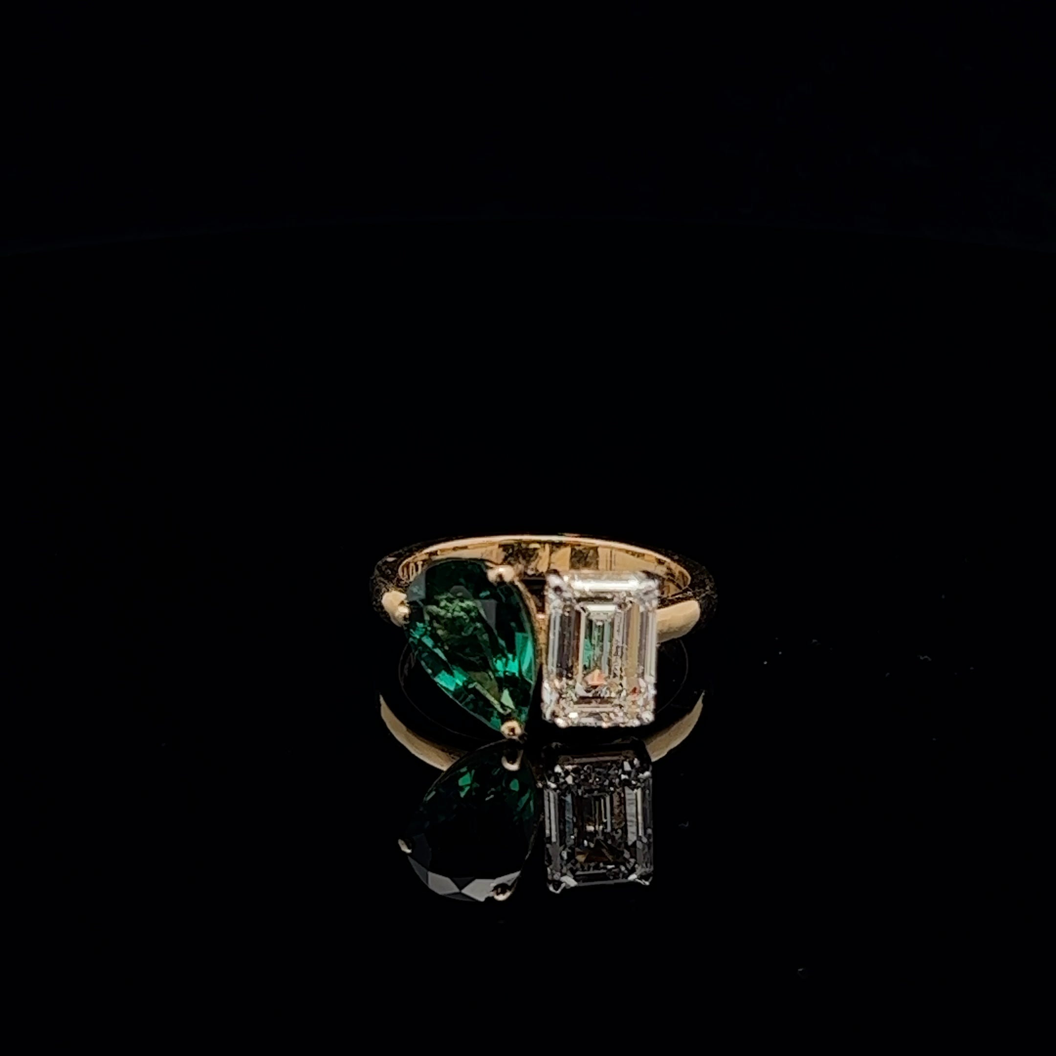 Toi et Moi Elegance: Pear & Emerald Diamond Statement Ring