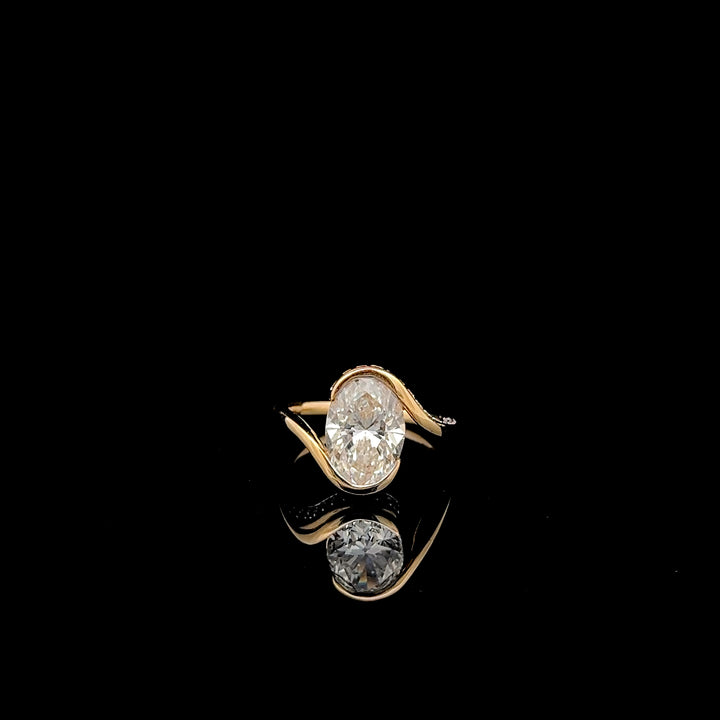 Elegant Gold Ring with Oval Diamond