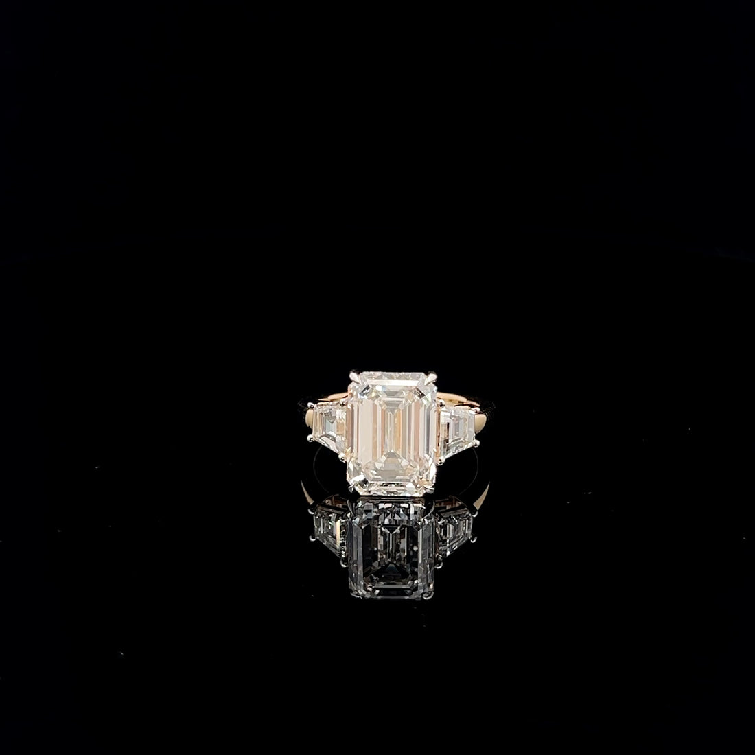 Exquisite 7.58ct Emerald with tapered Baguettes