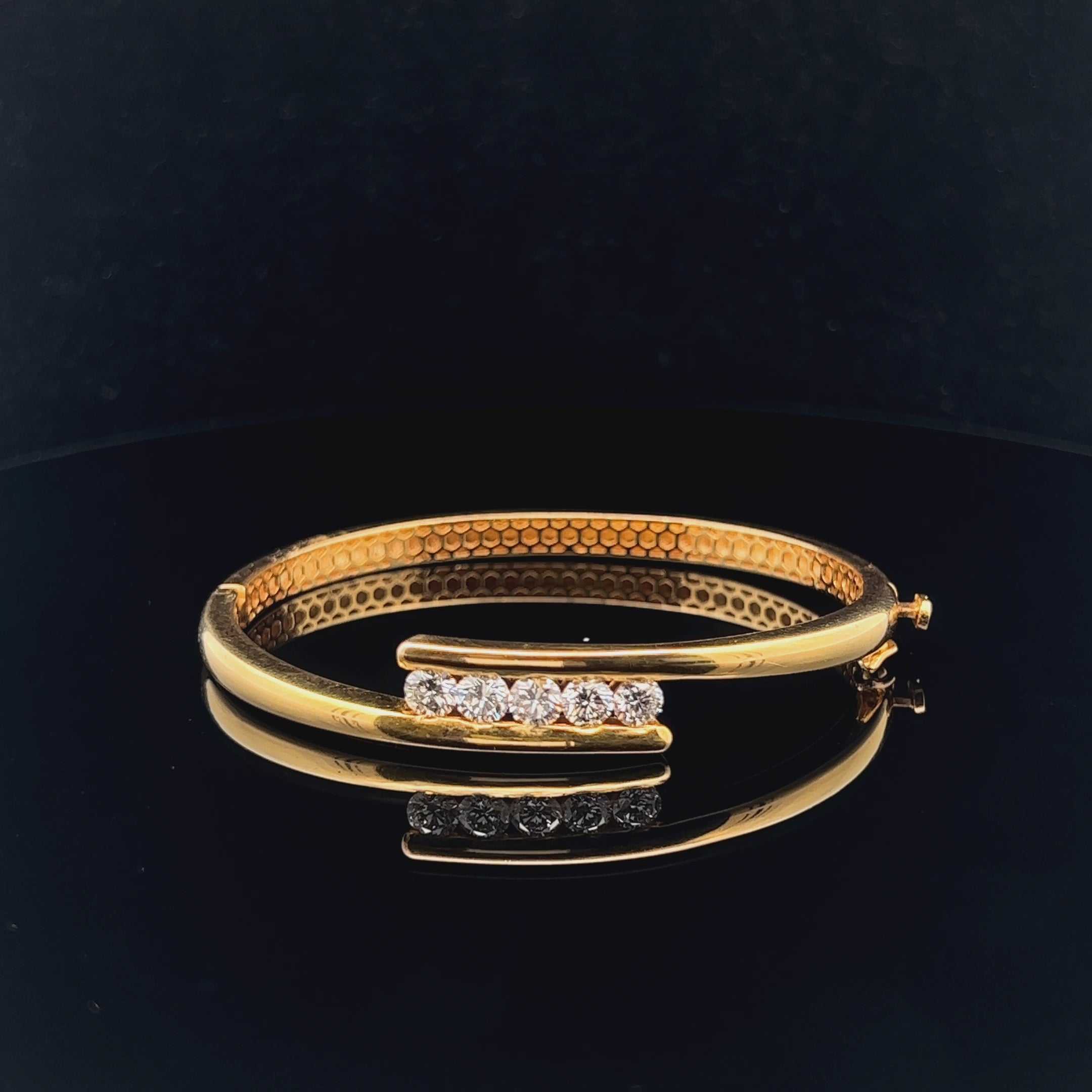 Elegant Gold Bracelet: Five Sparkling Diamonds