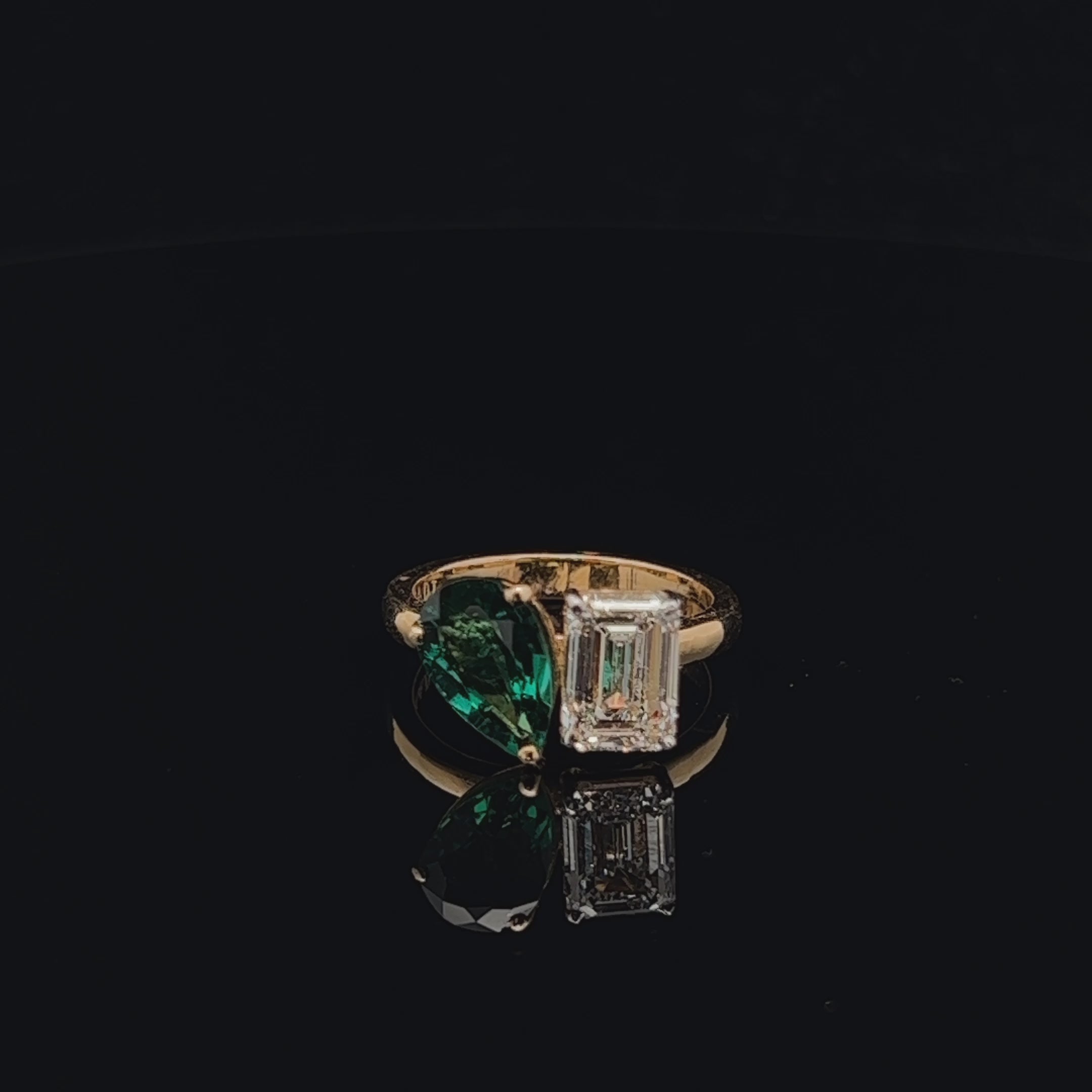 Toi et Moi Elegance: Pear & Emerald Diamond Statement Ring